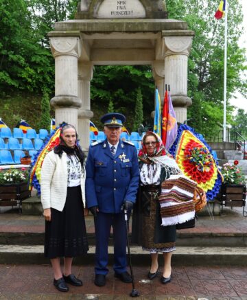 Ziua Eroilor, comemorată solemn la Monumentele Eroilor din comuna Cornu Luncii, primarul Gheorghe Fron acordând diplome de merit unor cadre militare