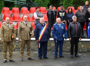 Ziua Eroilor, comemorată solemn la Monumentele Eroilor din comuna Cornu Luncii, primarul Gheorghe Fron acordând diplome de merit unor cadre militare