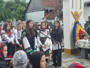 Ziua Eroilor, comemorată solemn la Monumentele Eroilor din comuna Cornu Luncii, primarul Gheorghe Fron acordând diplome de merit unor cadre militare