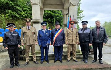Ziua Eroilor, comemorată solemn la Monumentele Eroilor din comuna Cornu Luncii, primarul Gheorghe Fron acordând diplome de merit unor cadre militare