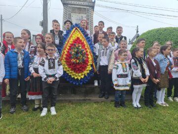 Ziua Eroilor, comemorată solemn la Monumentele Eroilor din comuna Cornu Luncii, primarul Gheorghe Fron acordând diplome de merit unor cadre militare