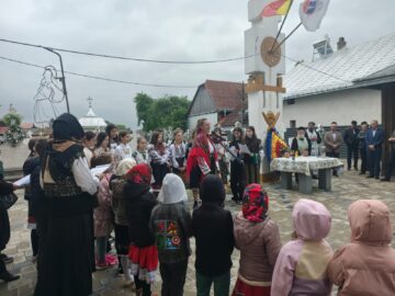 Ziua Eroilor, comemorată solemn la Monumentele Eroilor din comuna Cornu Luncii, primarul Gheorghe Fron acordând diplome de merit unor cadre militare