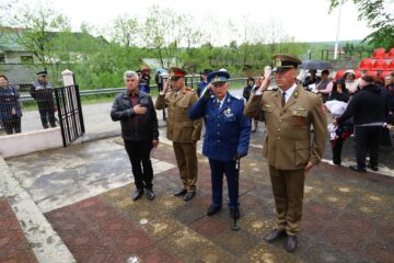 Ziua Eroilor, comemorată solemn la Monumentele Eroilor din comuna Cornu Luncii, primarul Gheorghe Fron acordând diplome de merit unor cadre militare