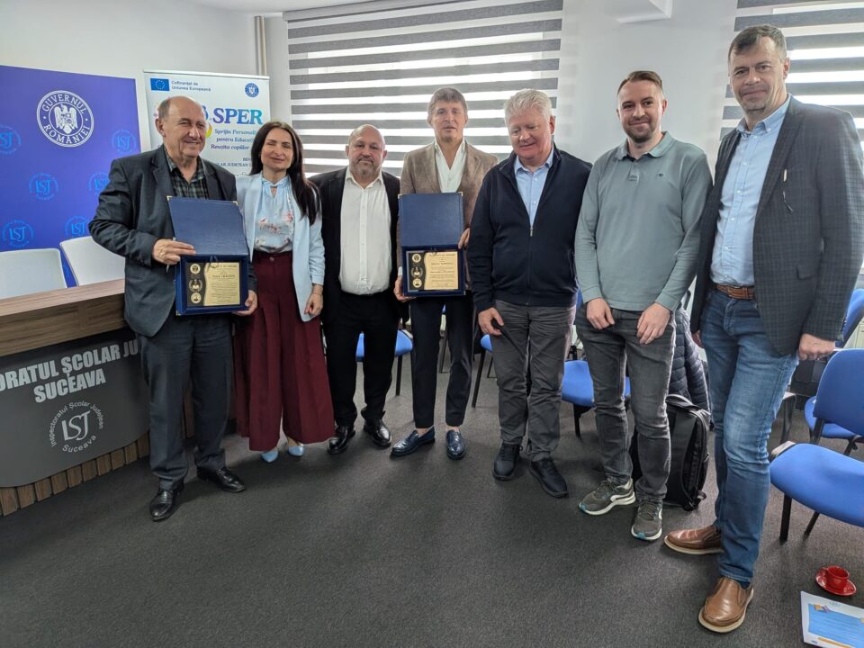 Traian-Alin Pușcă, director al CCD, a a înmânat plachete de recunoștință prof. dr. Petru Crăciun și reprezentantului PepsiCo, Silviu Popovici
