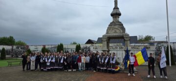 Ziua Eroilor, comemorată solemn la Monumentele Eroilor din comuna Cornu Luncii, primarul Gheorghe Fron acordând diplome de merit unor cadre militare