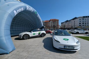 Expoziție de mașini electrice în centrul Sucevei și un raliu pe o lungime de 180 de kilometri pentru promovarea electromobilității Expoziție de mașini electrice în centrul Sucevei și un raliu pe o lungime de 180 de kilometri pentru promovarea electromobilității