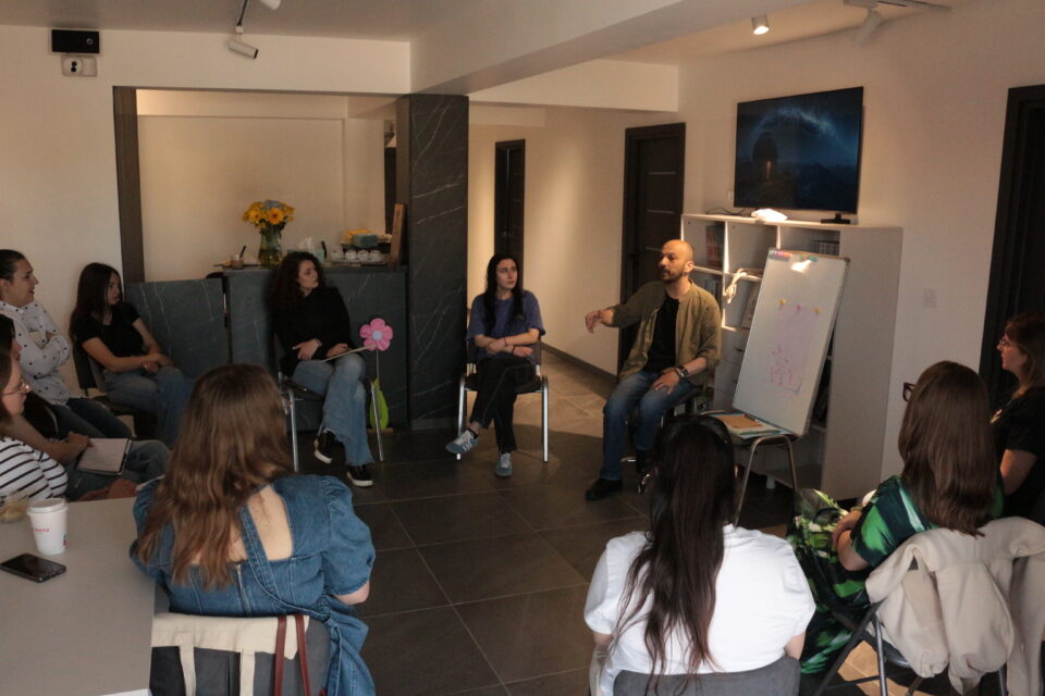 Psihoterapeutul Liviu Predescu, întâlnire cu părinții copiilor cu autism și specialiști din Suceava, la SUN Therapy Psihoterapeutul Liviu Predescu, întâlnire cu părinții copiilor cu autism și specialiști din Suceava, la SUN Therapy