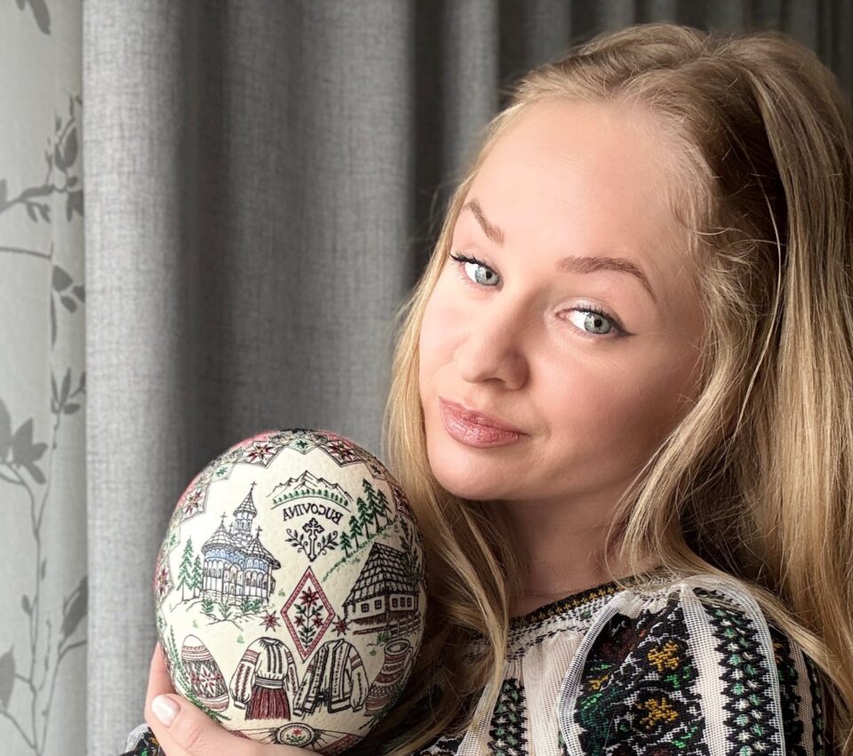„Artă încondeiată cu suflet”, realizată de tânăra Anamaria Buraciuc, din Ulma, stabilită în Germania „Artă încondeiată cu suflet”, realizată de tânăra Anamaria Buraciuc, din Ulma, stabilită în Germania