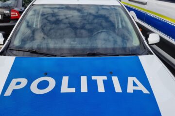 Doi tineri de pe un scuter au ajuns la spital după ce mașina de poliție care îi urmărea a atins vehiculul pe două roți Doi tineri de pe un scuter au ajuns la spital după ce mașina de poliție care îi urmărea a atins vehiculul pe două roți