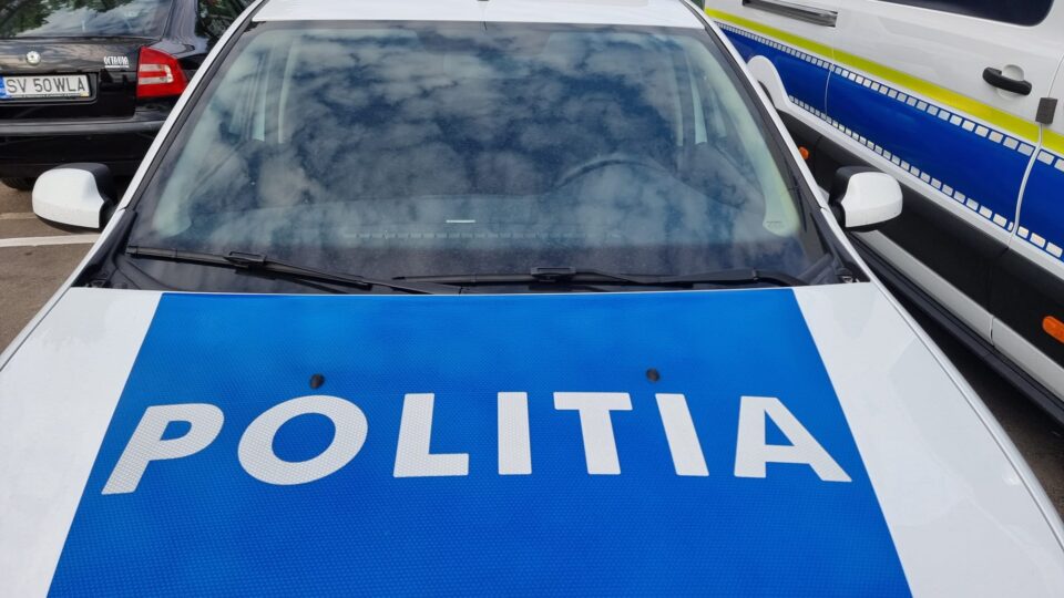 Doi tineri de pe un scuter au ajuns la spital după ce mașina de poliție care îi urmărea a atins vehiculul pe două roți