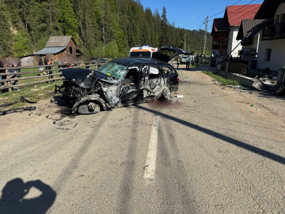 Un tânăr de 18 ani a decedat, iar alţi doi au fost răniţi, într-un accident produs la Moldovița Un tânăr de 18 ani a decedat, iar alţi doi au fost răniţi, într-un accident produs la Moldovița