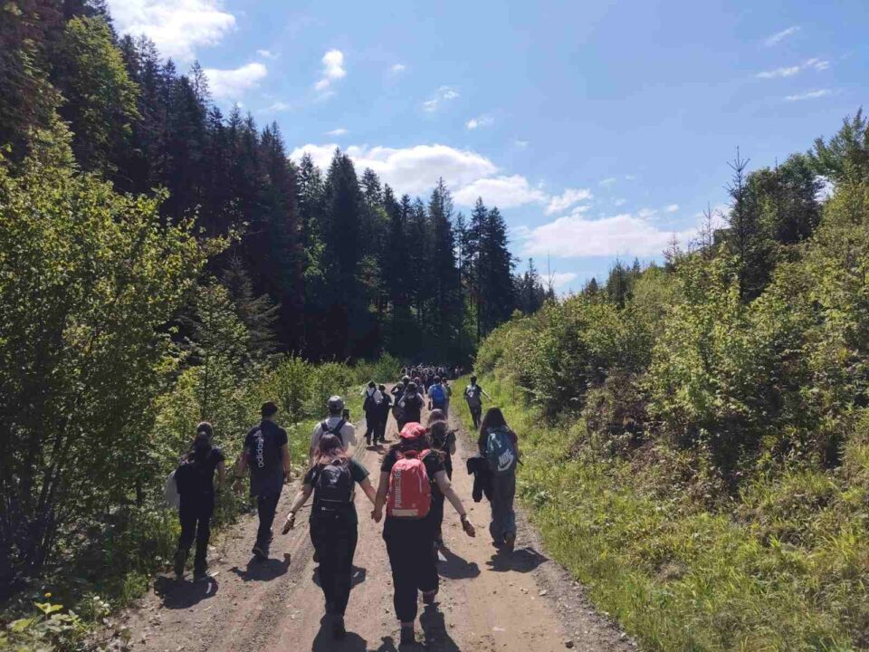 Acțiunea anuală de gospodărire. 50 de tineri voluntari ai Asociației Tinerilor Ortodocși Suceveni, pe Via Transilvanica, între Mănăstirea Putna și Mănăstirea Sucevița