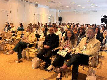 Soluții aplicate pentru integrarea copiilor cu TSA, discutate la finele unui proiect AIAS derulat în școli, cu sprijinul EGGER
