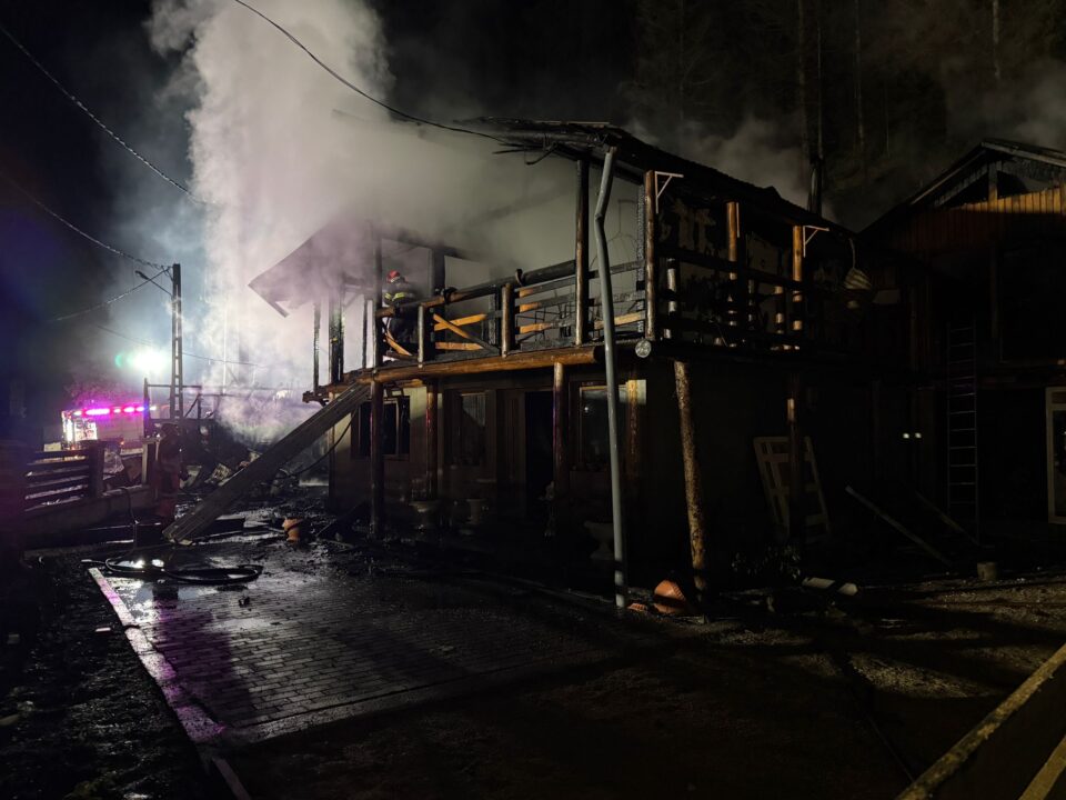 Incendiu devastator la o casă refăcută după inundațiile din vara anului trecut