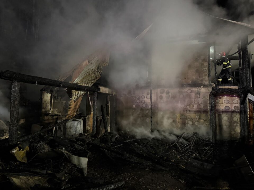 Incendiu devastator la o casă refăcută după inundațiile din vara anului trecut