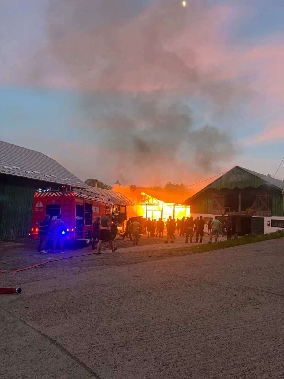 Primarul Gheorghe Fron i-a felicitat pe pompierii voluntari din Cornu Luncii pentru intervenția la incendiul de la mănăstirea din Brădățel