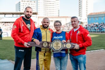 Centura Colosseum Tournament a fost prezentată la Suceava, în fața unui stadion arhiplin Centura Colosseum Tournament a fost prezentată la Suceava, în fața unui stadion arhiplin
