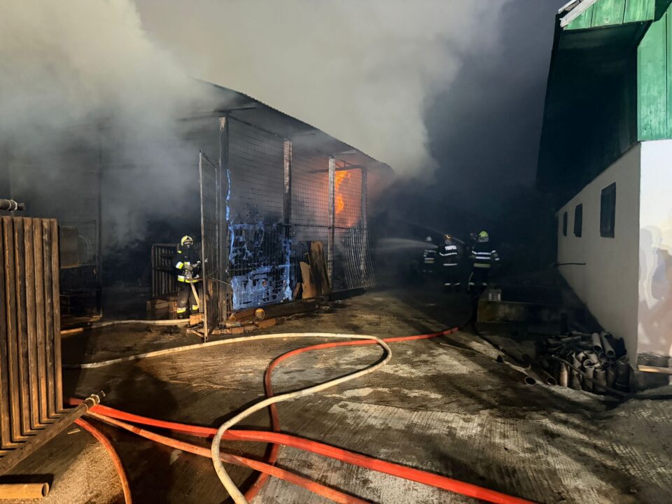 Panică, luni seară, după un incendiu la o anexă cu lemne a Mănăstirii Brădățel Panică, luni seară, după un incendiu la o anexă cu lemne a Mănăstirii Brădățel