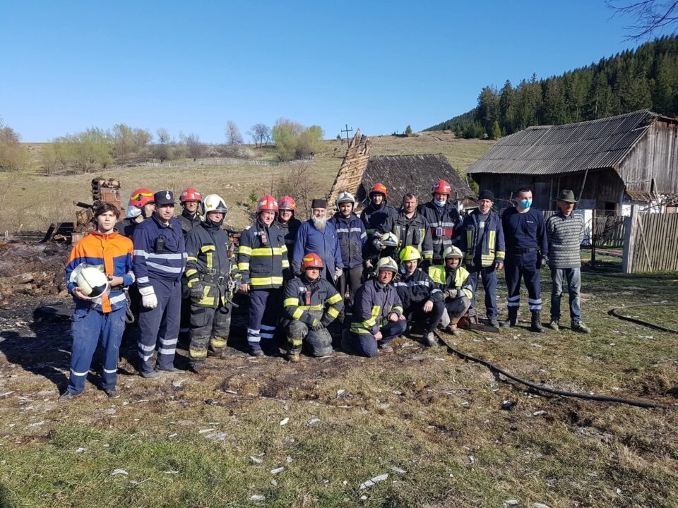 Pompierii din Cornu Luncii au intervenit cu promptitidine pentru stingerea incendiului de la mănăstirea din Brădățel Pompierii din Cornu Luncii au intervenit cu promptitidine pentru stingerea incendiului de la mănăstirea din Brădățel