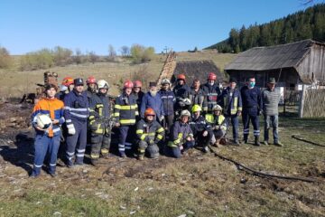 Pompierii din Cornu Luncii au intervenit cu promptitidine pentru stingerea incendiului de la mănăstirea din Brădățel Pompierii din Cornu Luncii au intervenit cu promptitidine pentru stingerea incendiului de la mănăstirea din Brădățel