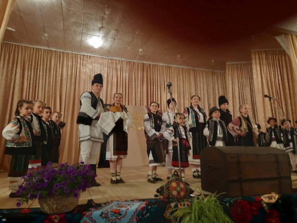 Festival cu ițari și opinci Festival cu ițari și opinci