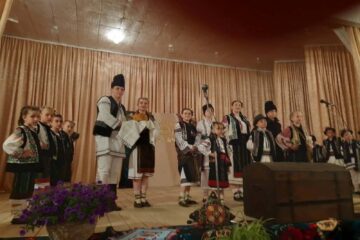 Festival cu ițari și opinci Festival cu ițari și opinci