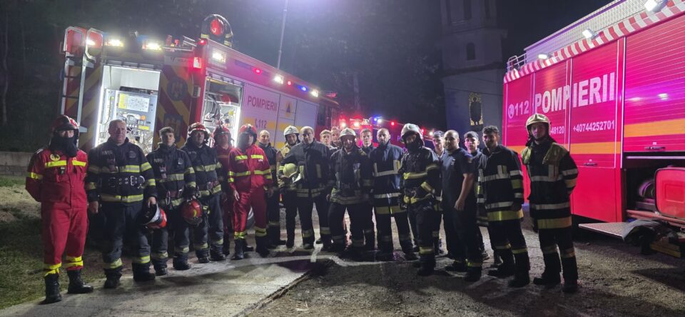 Pompierii din Cornu Luncii au intervenit cu promptitidine pentru stingerea incendiului de la mănăstirea din Brădățel