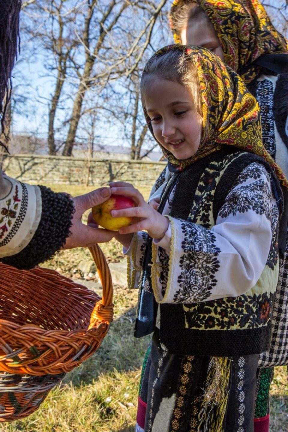 Arhiepiscopia Sucevei și Rădăuților inițiază un catalog al tradițiilor populare autentice din județul Suceava