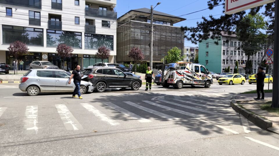 Un șofer beat a provocat o tamponare și a dat peste cap traficul pe strada Universității din Suceava