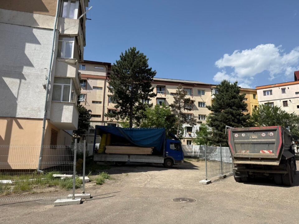 Primăria Suceava a început reabilitarea blocului afectat de o explozie într-un apartament, pe strada Rarău