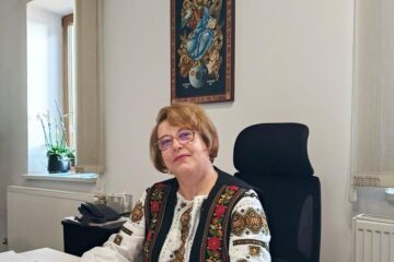Alexandra Bejinaru, directoarea Colegiului de Artă „Ciprian Porumbescu” Suceava Alexandra Bejinaru, directoarea Colegiului de Artă „Ciprian Porumbescu” Suceava