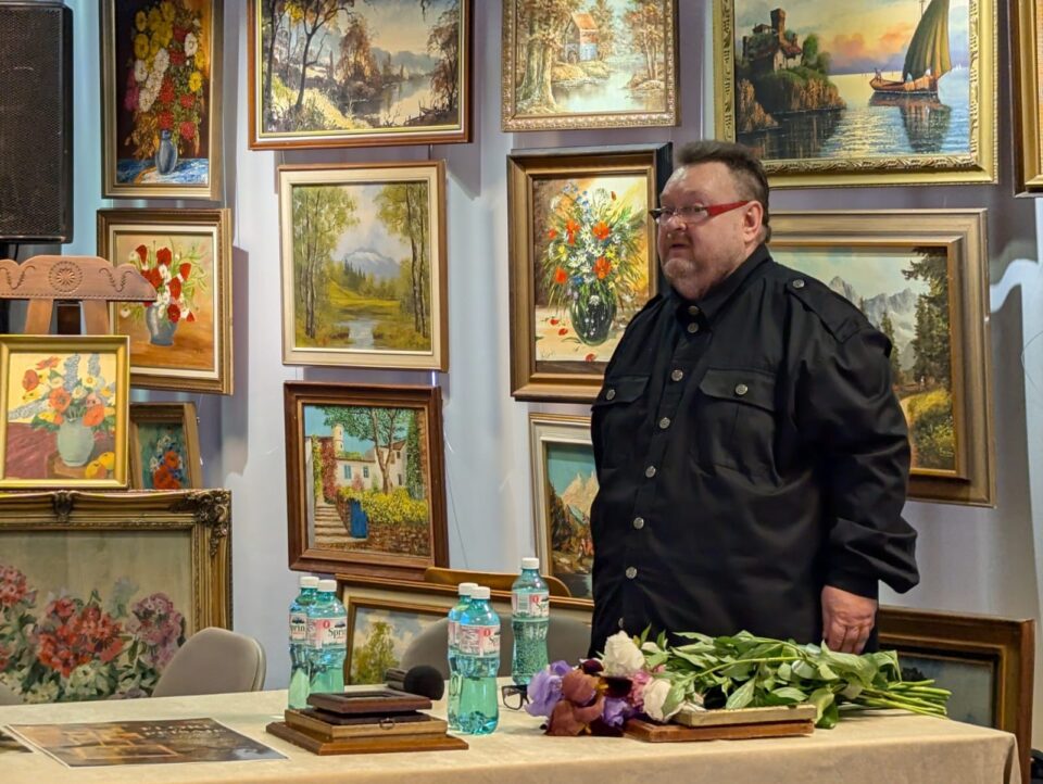 Poetul Ioan Manole își vinde tablourile din colecția personală pentru a edita patru volume gata scrise Poetul Ioan Manole își vinde tablourile din colecția personală pentru a edita patru volume gata scrise