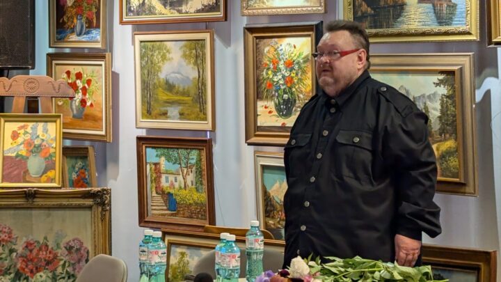 Poetul Ioan Manole își vinde tablourile din colecția personală pentru a edita patru volume gata scrise