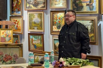 Poetul Ioan Manole își vinde tablourile din colecția personală pentru a edita patru volume gata scrise