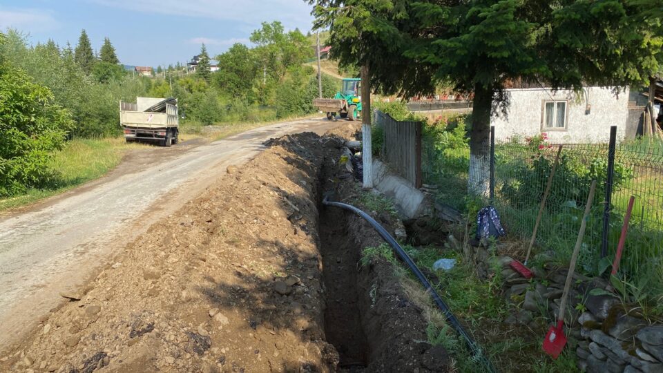 Primăria Vatra Moldoviței a început lucrările la rețeaua de gaz din satul Paltinu