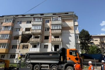 Primăria Suceava a început reabilitarea blocului afectat de o explozie într-un apartament, pe strada Rarău