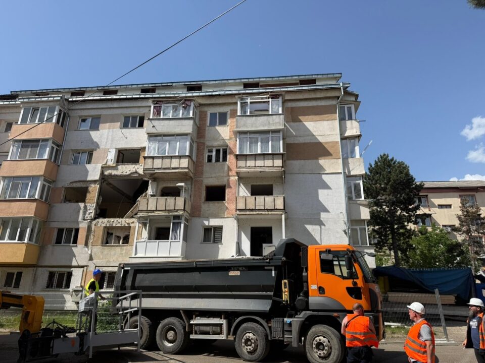 Primăria Suceava a început reabilitarea blocului afectat de o explozie într-un apartament, pe strada Rarău