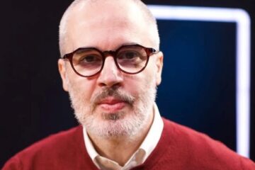 Renumitul filozof și jurnalist Mihnea Măruță conferențiază la Cazinoul din Vatra Dornei, la invitația profesorului Mihai Cioată Renumitul filozof și jurnalist Mihnea Măruță conferențiază la Cazinoul din Vatra Dornei, la invitația profesorului Mihai Cioată