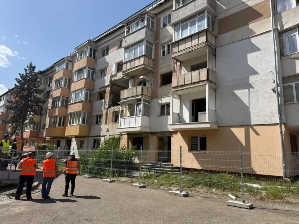 Primăria Suceava a început reabilitarea blocului afectat de o explozie într-un apartament, pe strada Rarău