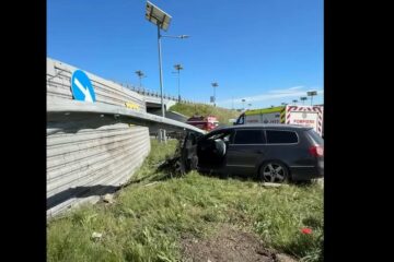 O șoferiță băută a vrut să se sinucidă și a luat la țintă Zidul Morții O șoferiță băută a vrut să se sinucidă și a luat la țintă Zidul Morții