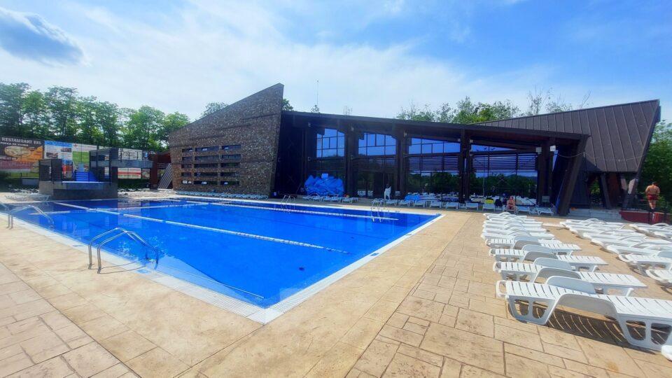 Piscinele și parcul de aventură de la „Nada Florilor” își redeschid porțile pentru sezonul de vară