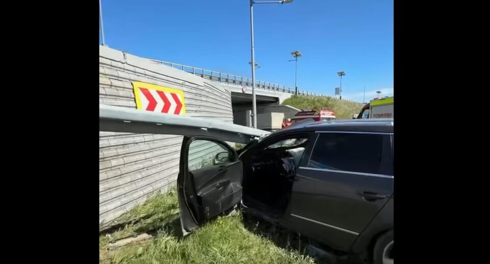 O șoferiță băută a vrut să se sinucidă și a luat la țintă Zidul Morții