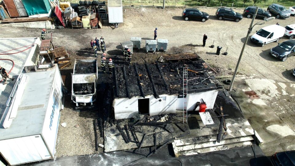 Incendiu la o construcție din incinta târgului auto din localitatea Cumpărătura Incendiu la o construcție din incinta târgului auto din localitatea Cumpărătura
