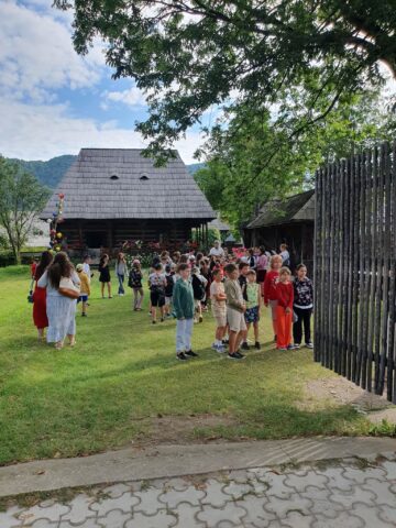 Maramureșul, lecție de viață pentru elevi. Tot mai multe școli aleg taberele educative organizate la Izișoara Resort