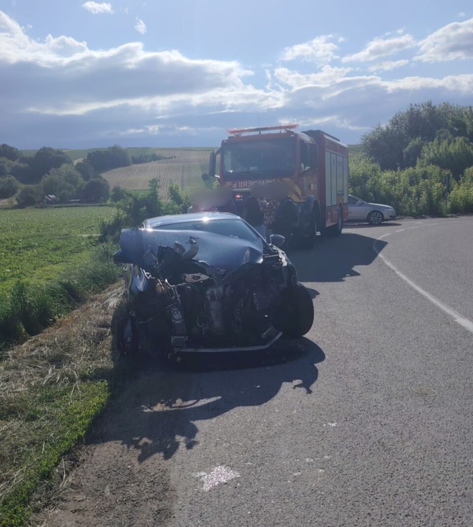 Autoturism acroșat de trenul Suceava – București, la Probota Autoturism acroșat de trenul Suceava – București, la Probota