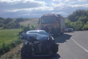 Autoturism acroșat de trenul Suceava – București, la Probota Autoturism acroșat de trenul Suceava – București, la Probota