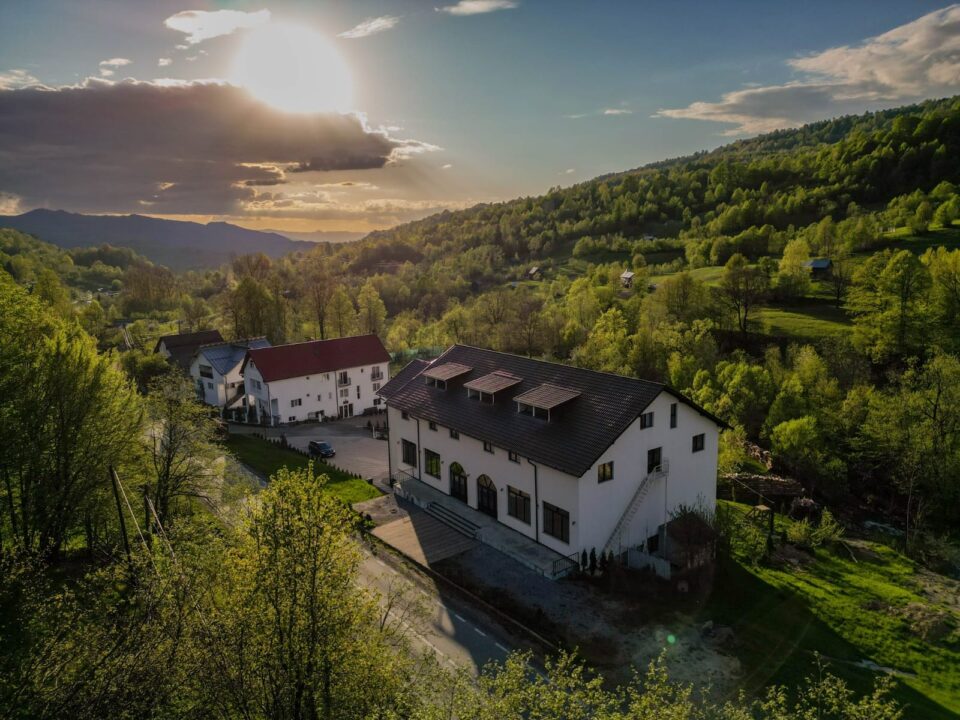 Maramureșul, lecție de viață pentru elevi. Tot mai multe școli aleg taberele educative organizate la Izișoara Resort Maramureșul, lecție de viață pentru elevi. Tot mai multe școli aleg taberele educative organizate la Izișoara Resort