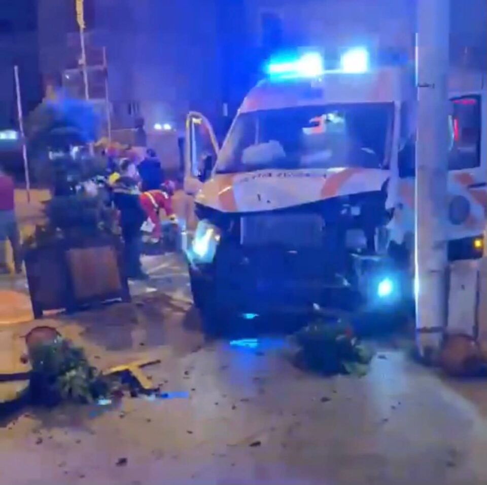 Șofer rănit după ce nu a acordat prioritate unei ambulanțe