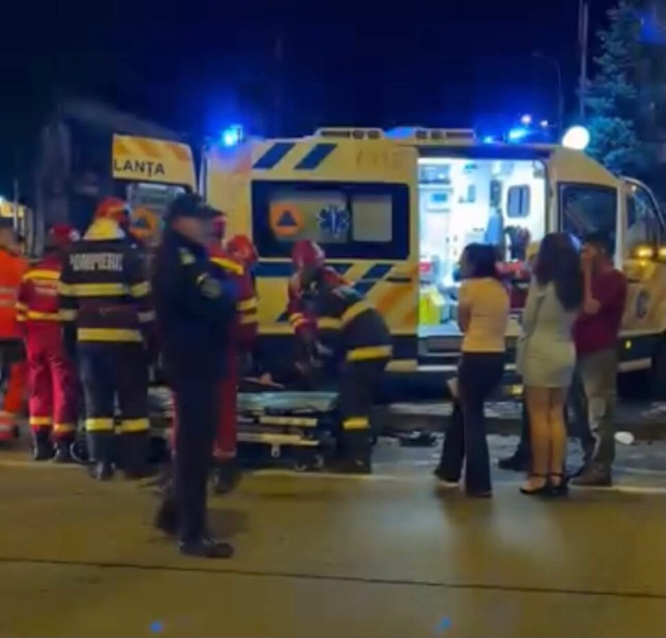 Șofer rănit după ce nu a acordat prioritate unei ambulanțe