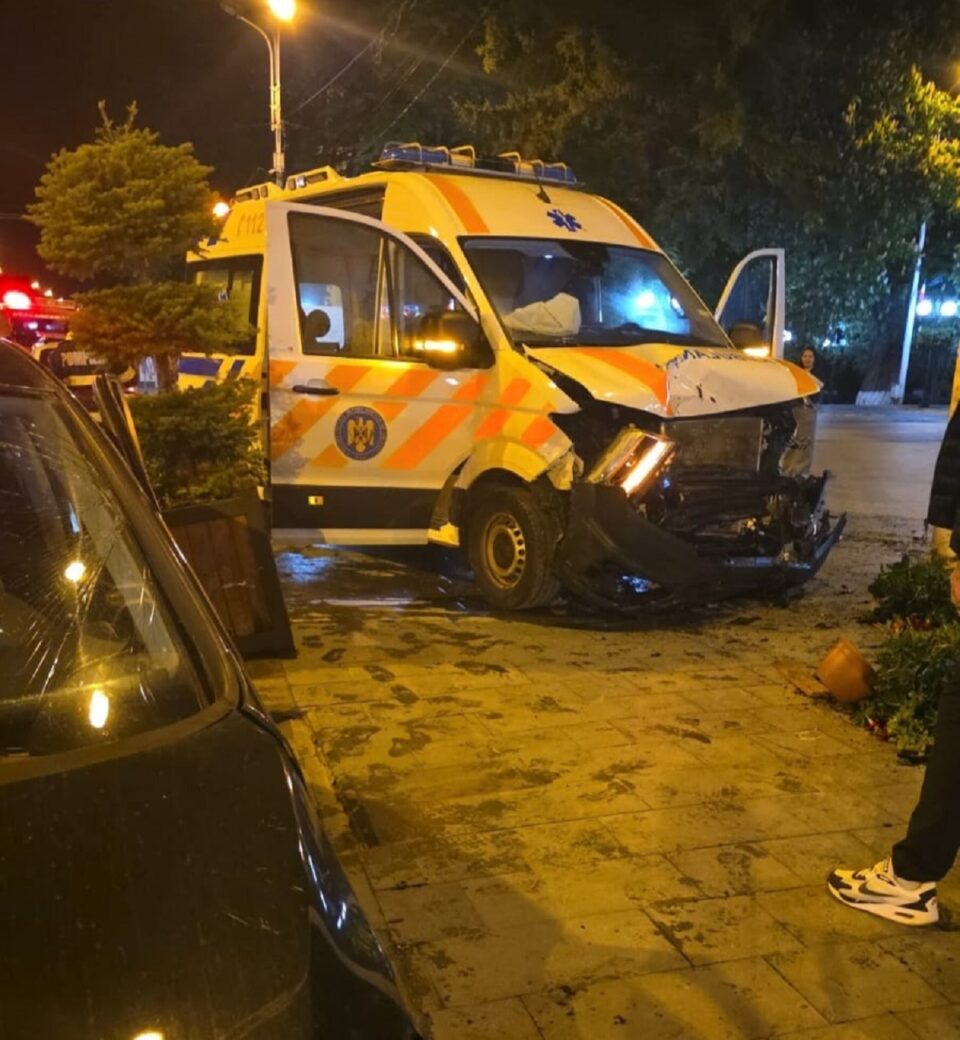 Șofer rănit după ce nu a acordat prioritate unei ambulanțe